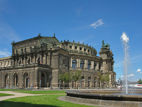 Semperoper mit Springbrunnen Fotos